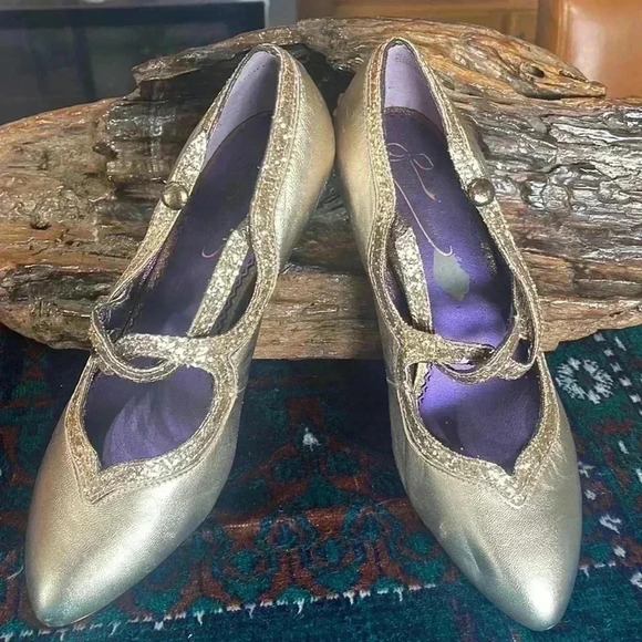 Vintage Dorothy’s dream gold shoes. European size 39. - Picture 1 of 8